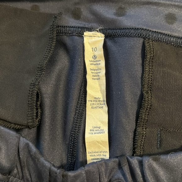 Lululemon polka dot pants. Dark blue with black dots and a pink tie at the waist - Picture 3 of 4